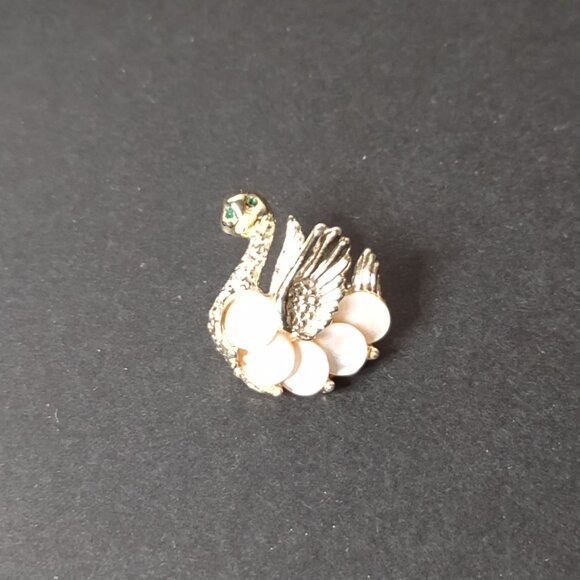 Pretty Little Swan Brooch With Green Eyes - Picture 6 of 8